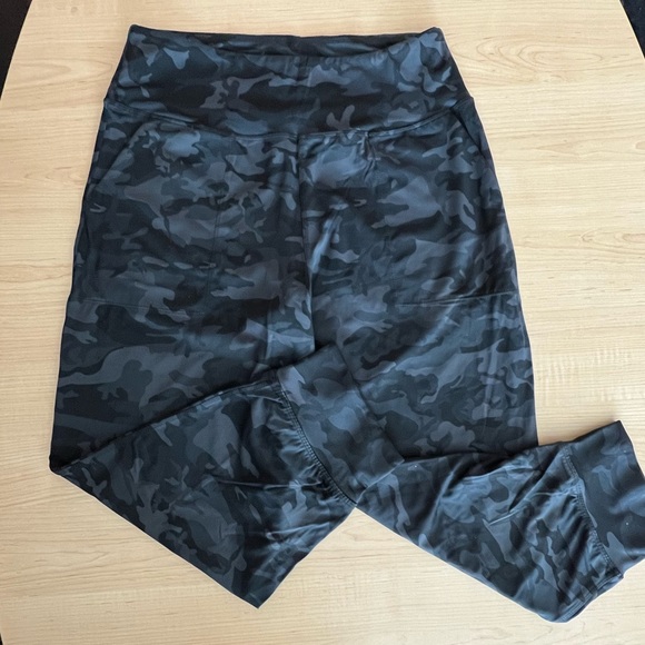 NWOT cropped jogger camo black and gray medium - Picture 5 of 6